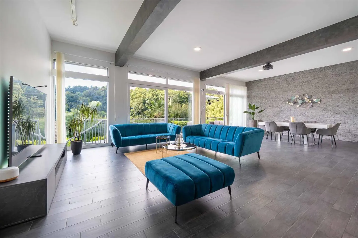 Modern property of 5.5 rooms with 2 balconies, 2 terraces and garden - Photo 3 of 13