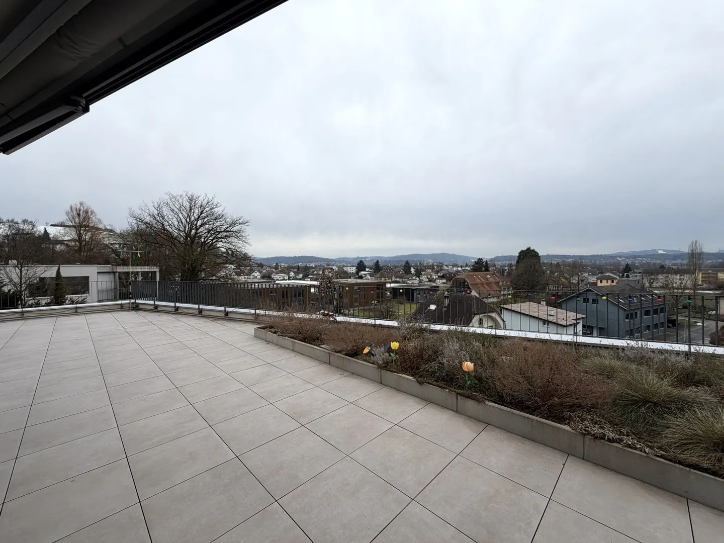 Appartement en terrasse dans un emplacement central mais verdoyant - Photo 2 sur 17