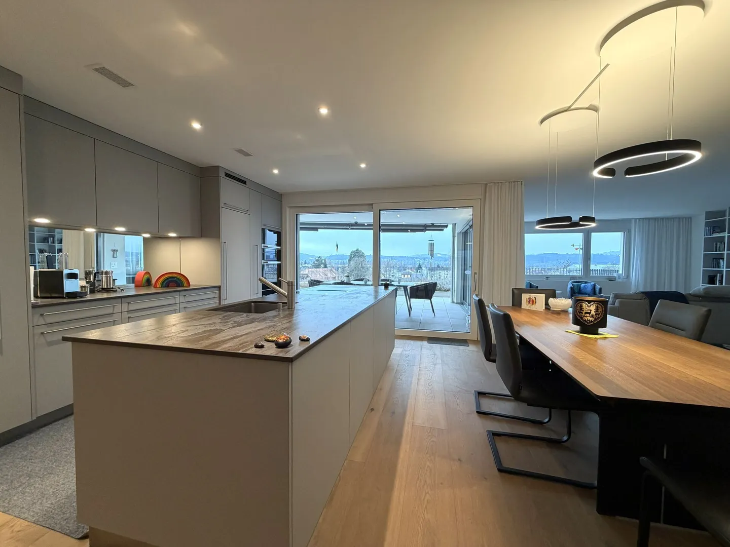 Appartement en terrasse dans un emplacement central mais verdoyant - Photo 4 sur 17