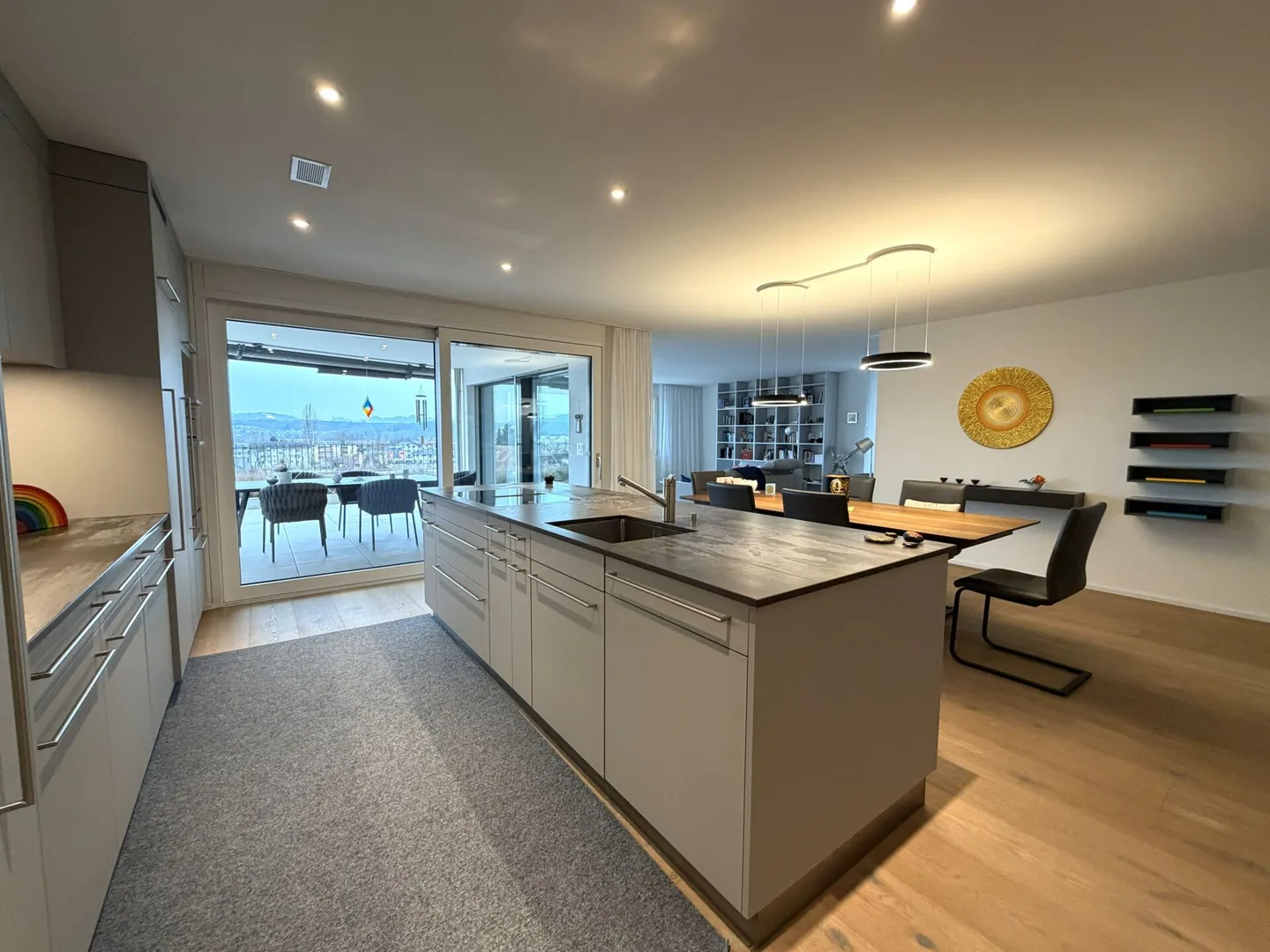 Appartement en terrasse dans un emplacement central mais verdoyant - Photo 5 sur 17