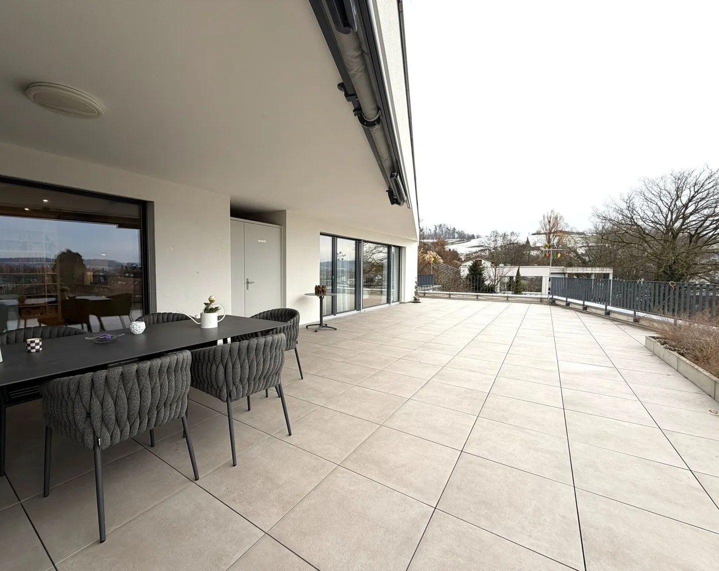 Appartement en terrasse dans un emplacement central mais verdoyant - Photo 7 sur 17