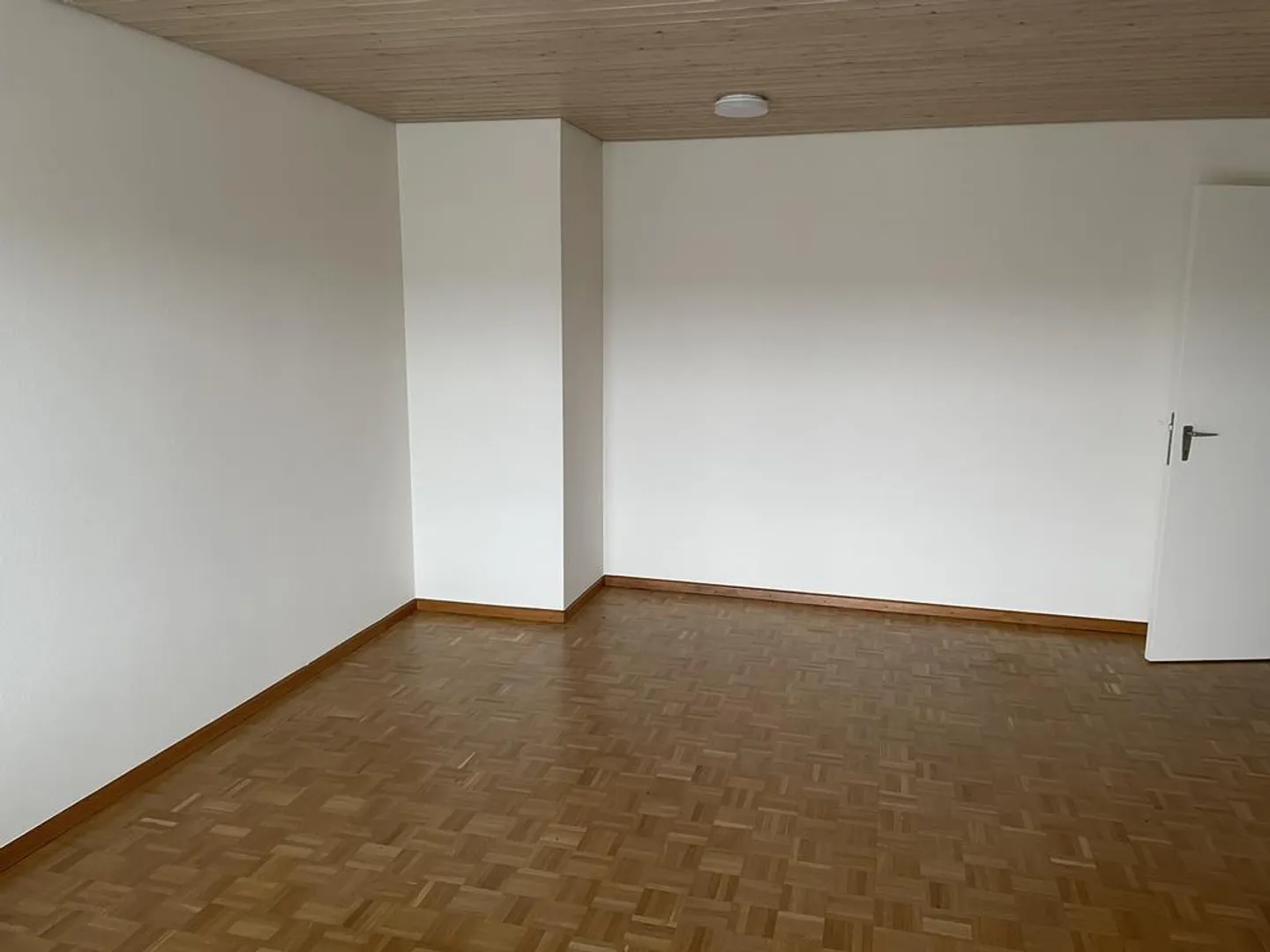 Appartement calme de 3 pièces près de la lisière de la forêt - Photo 3 sur 9