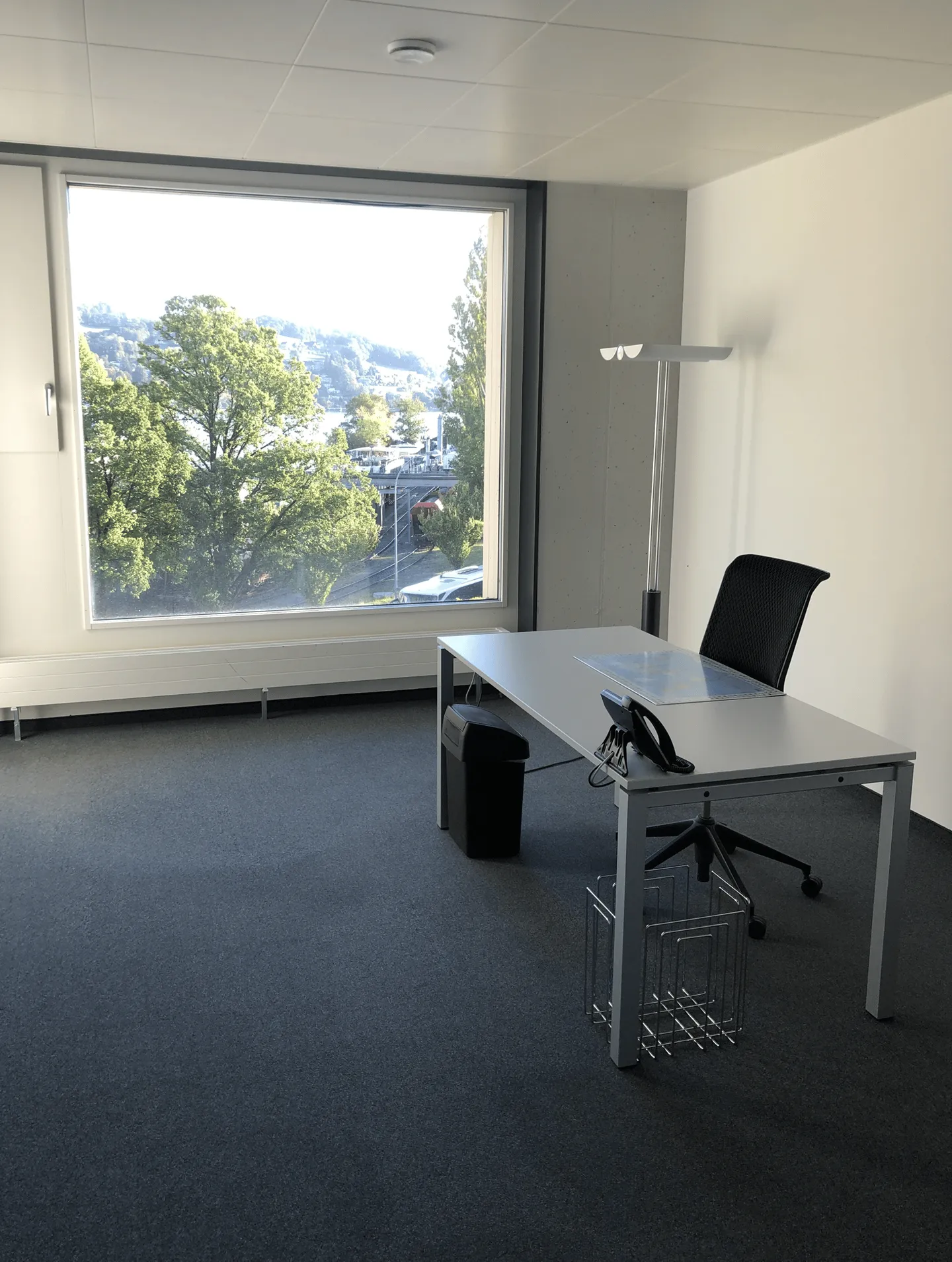 Ufficio moderno con vista sul lago in affitto (inclusi pulizia, elettricità e costi aggiuntivi) - Foto 2 di 3