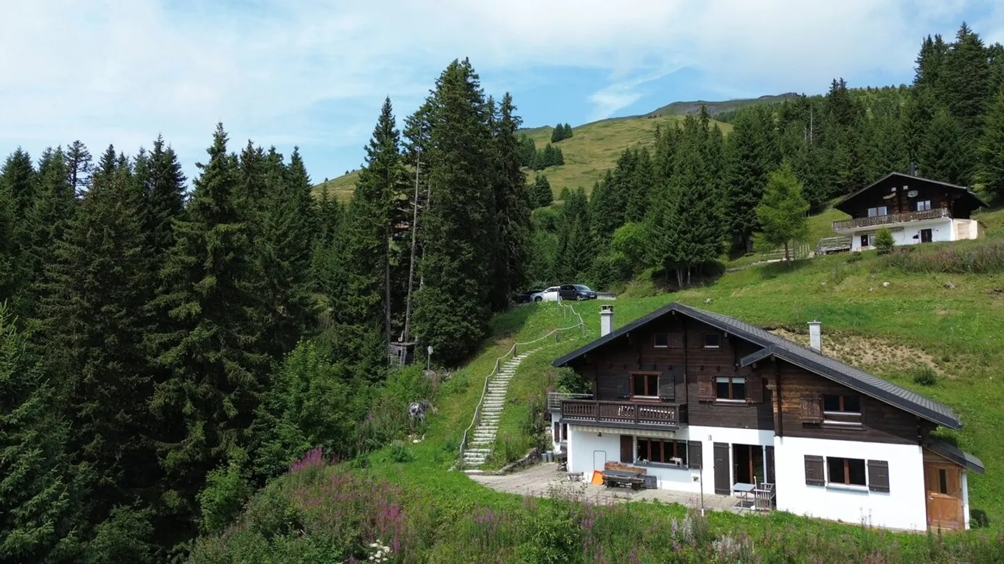 Chalet with Stunning Mountain Views - Photo 2 of 12