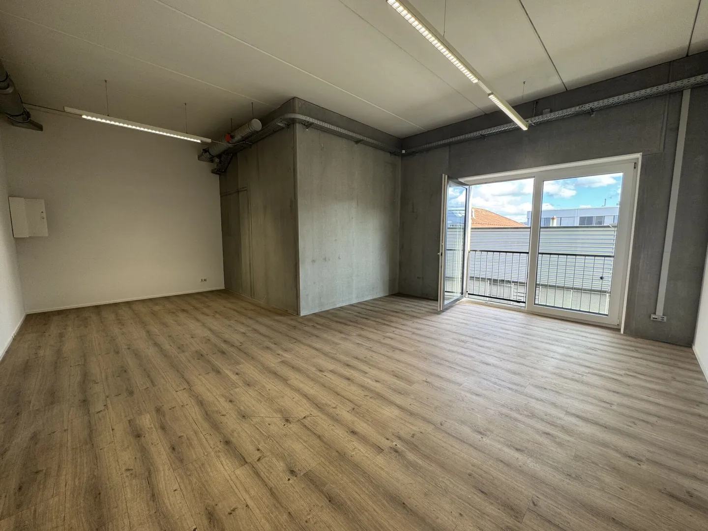 Bright office with 40m2 in commercial building for rent - Photo 2 of 6