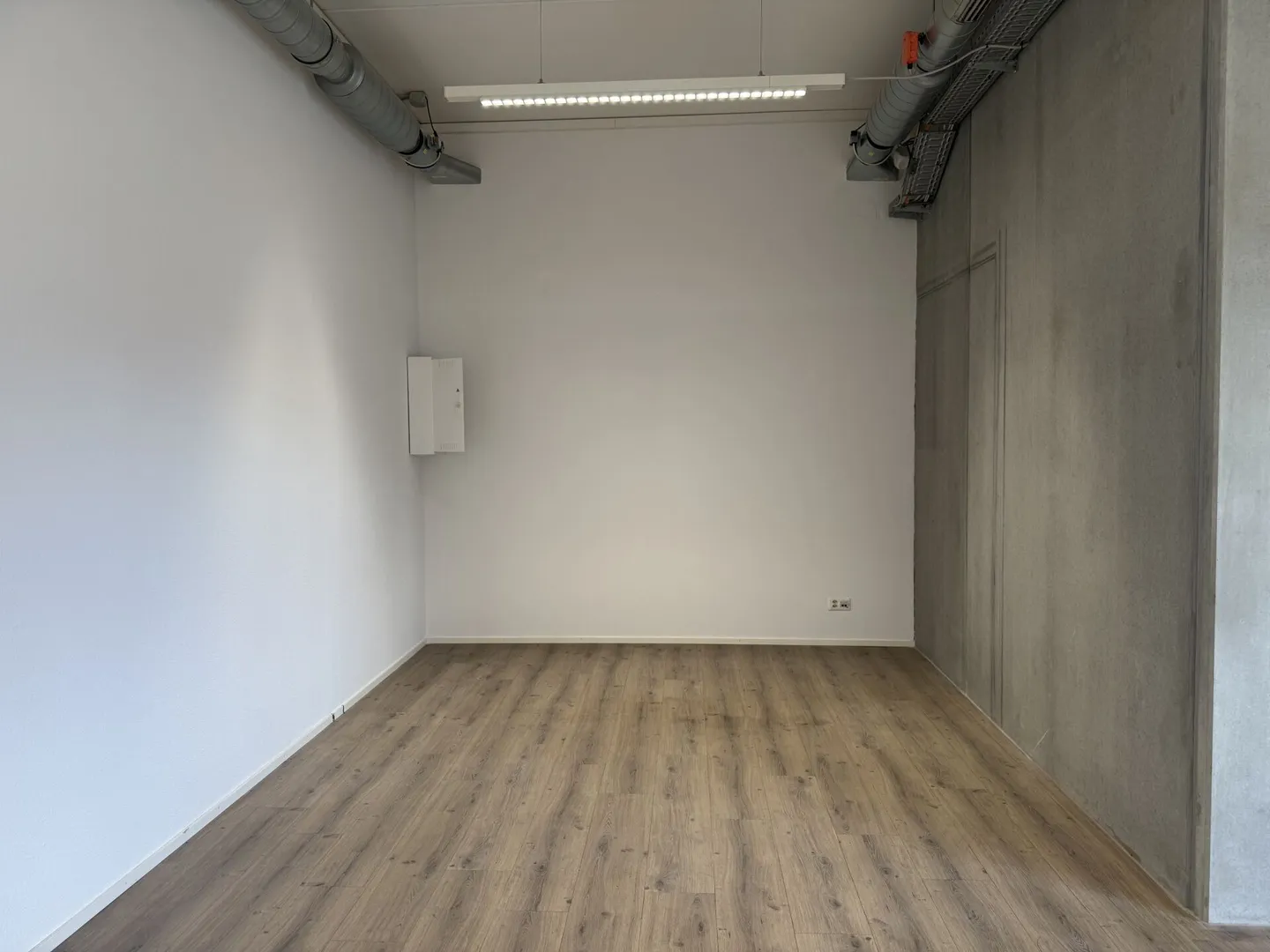 Bright office with 40m2 in commercial building for rent - Photo 4 of 6