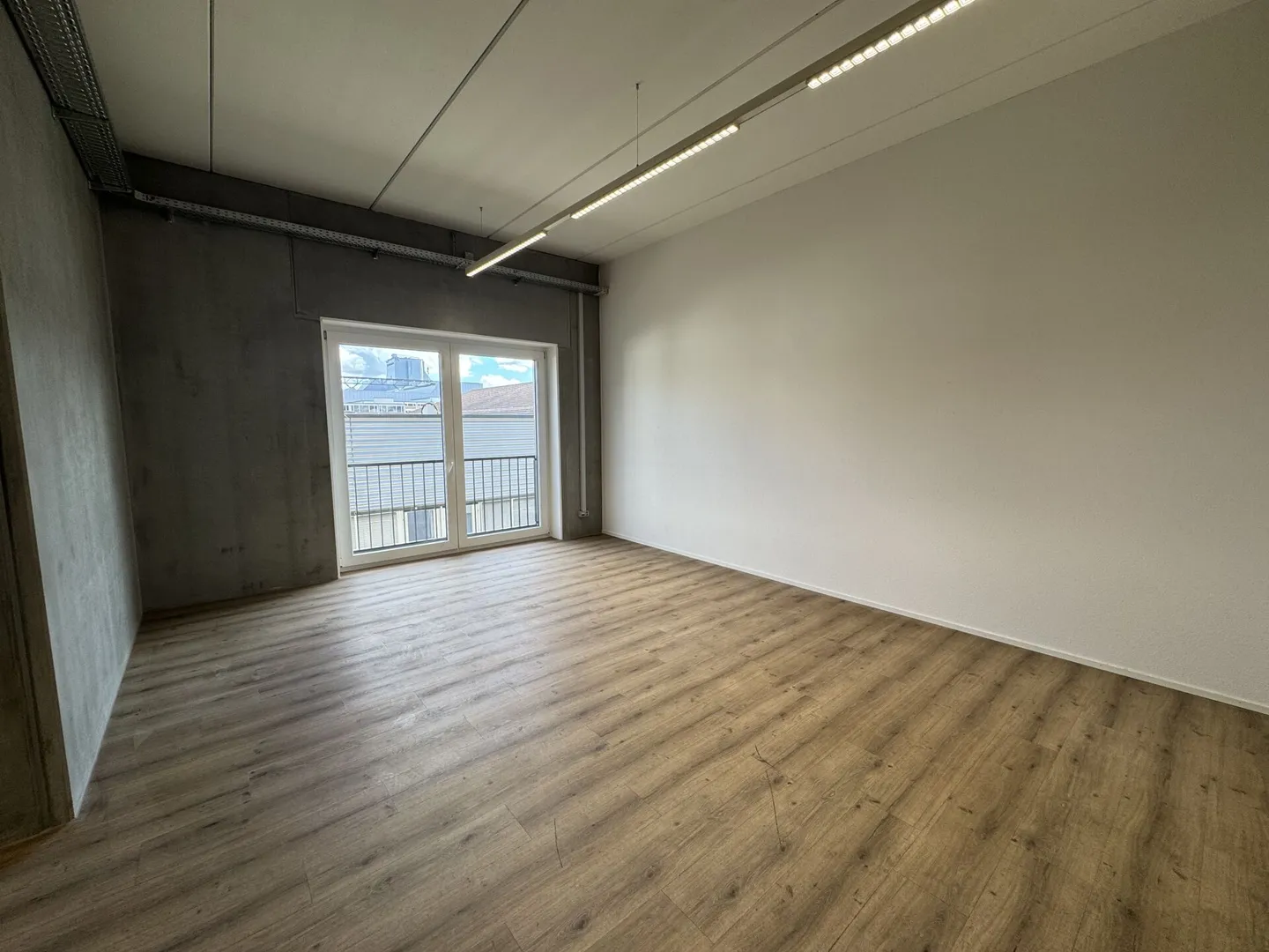 Bright office with 40m2 in commercial building for rent - Photo 3 of 6