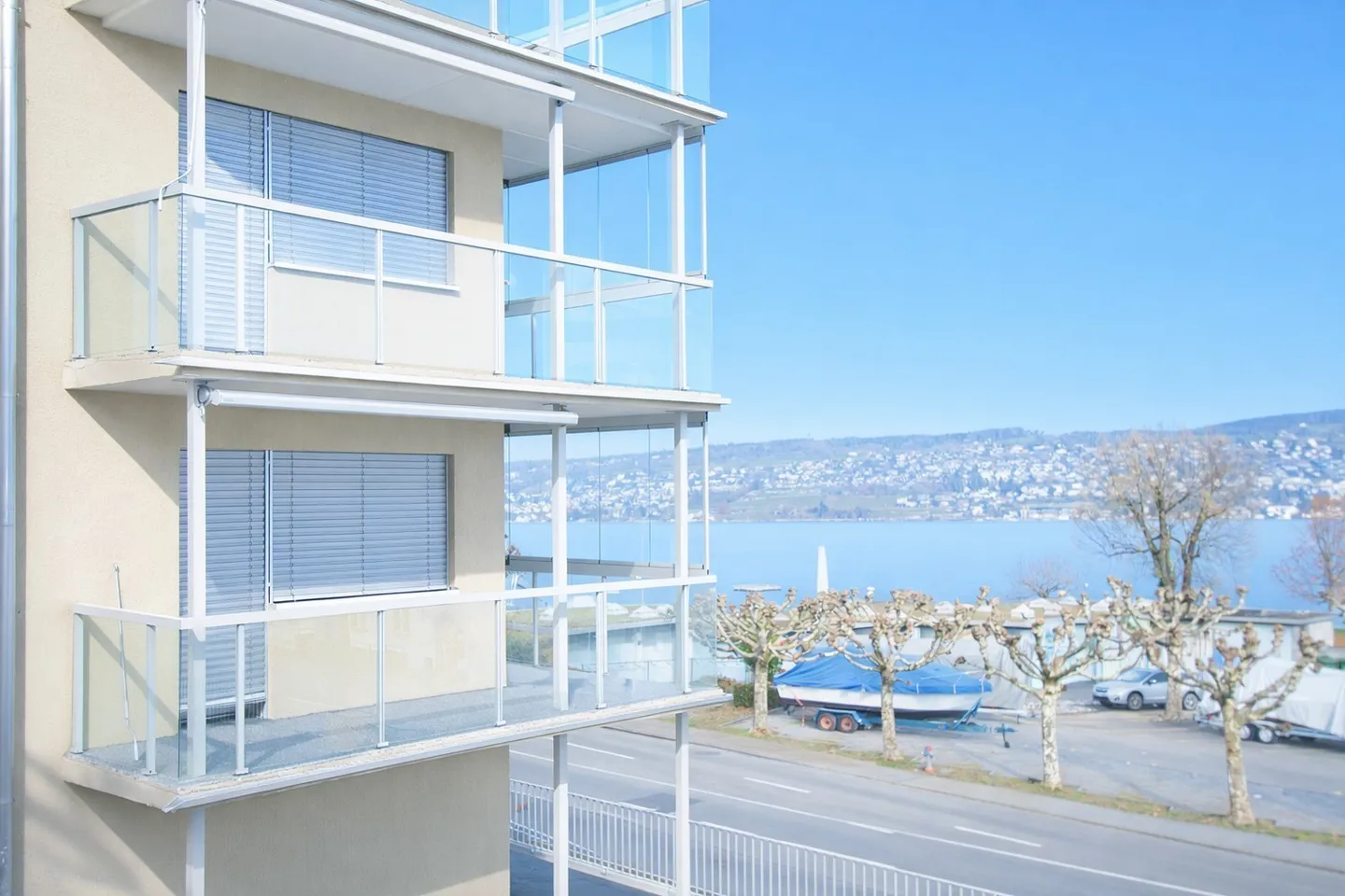 Votre nouveau chez-vous avec une vue imprenable sur le lac et un espace de baignade - Photo 1 sur 10