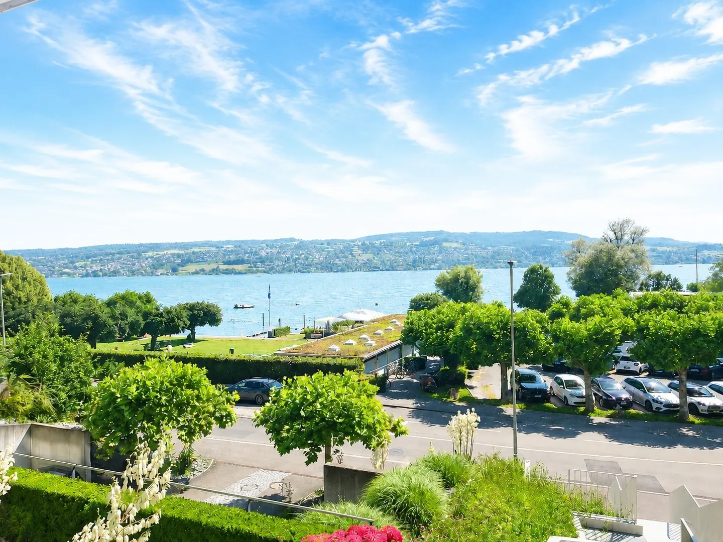 Votre nouveau chez-vous avec une vue imprenable sur le lac et un espace de baignade - Photo 3 sur 10