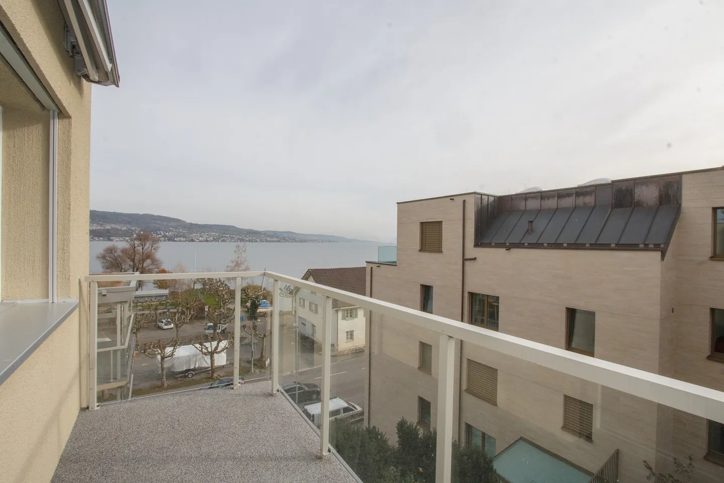 Votre nouveau chez-vous avec une vue imprenable sur le lac et un espace de baignade - Photo 8 sur 10