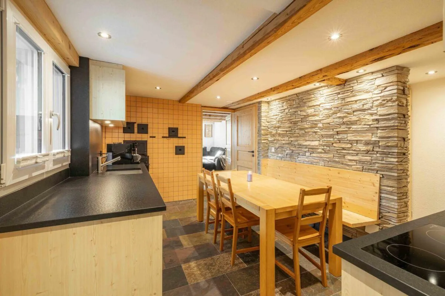 Partie de maison de 5,5 pièces confortable et partiellement rénovée à vendre - Photo 3 sur 25