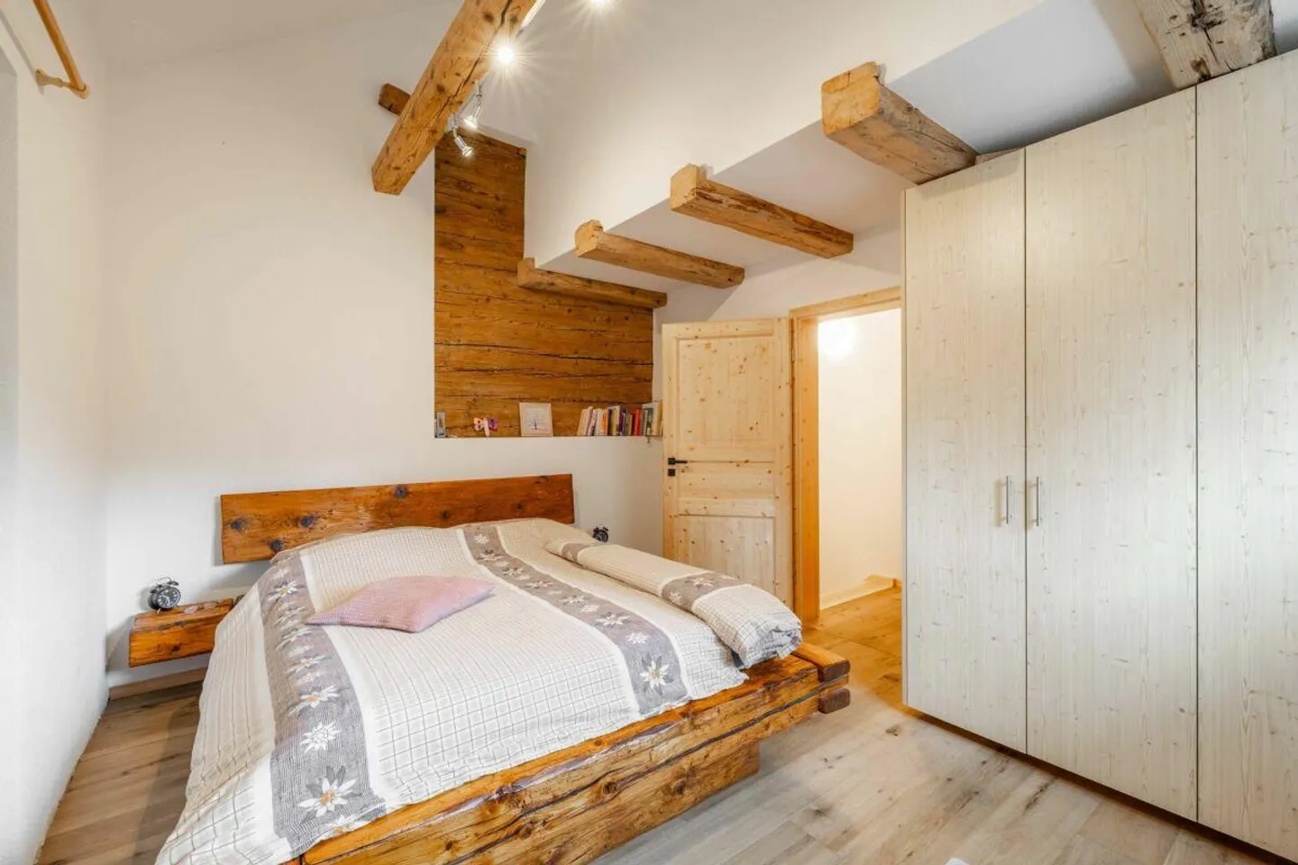 Partie de maison de 5,5 pièces confortable et partiellement rénovée à vendre - Photo 7 sur 25