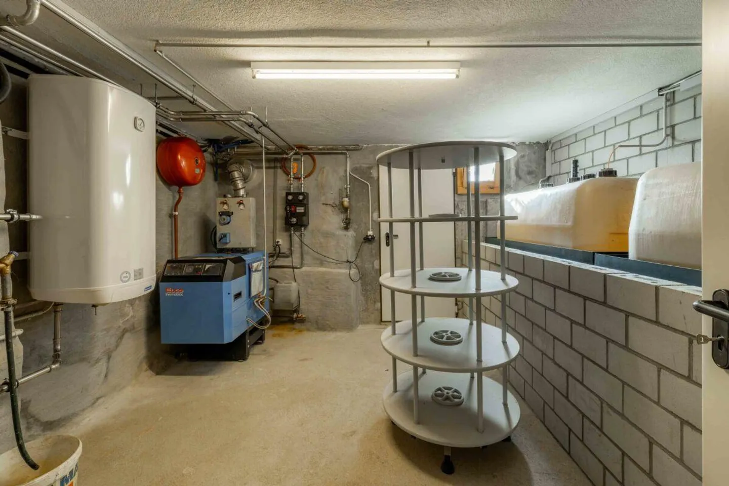 Partie de maison de 5,5 pièces confortable et partiellement rénovée à vendre - Photo 17 sur 25