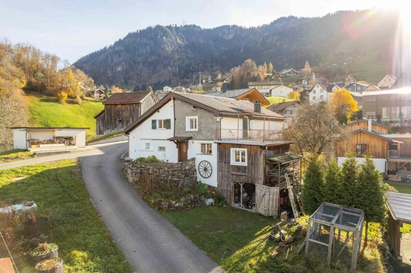 Partie de maison de 5,5 pièces confortable et partiellement rénovée à vendre - Photo 20 sur 25