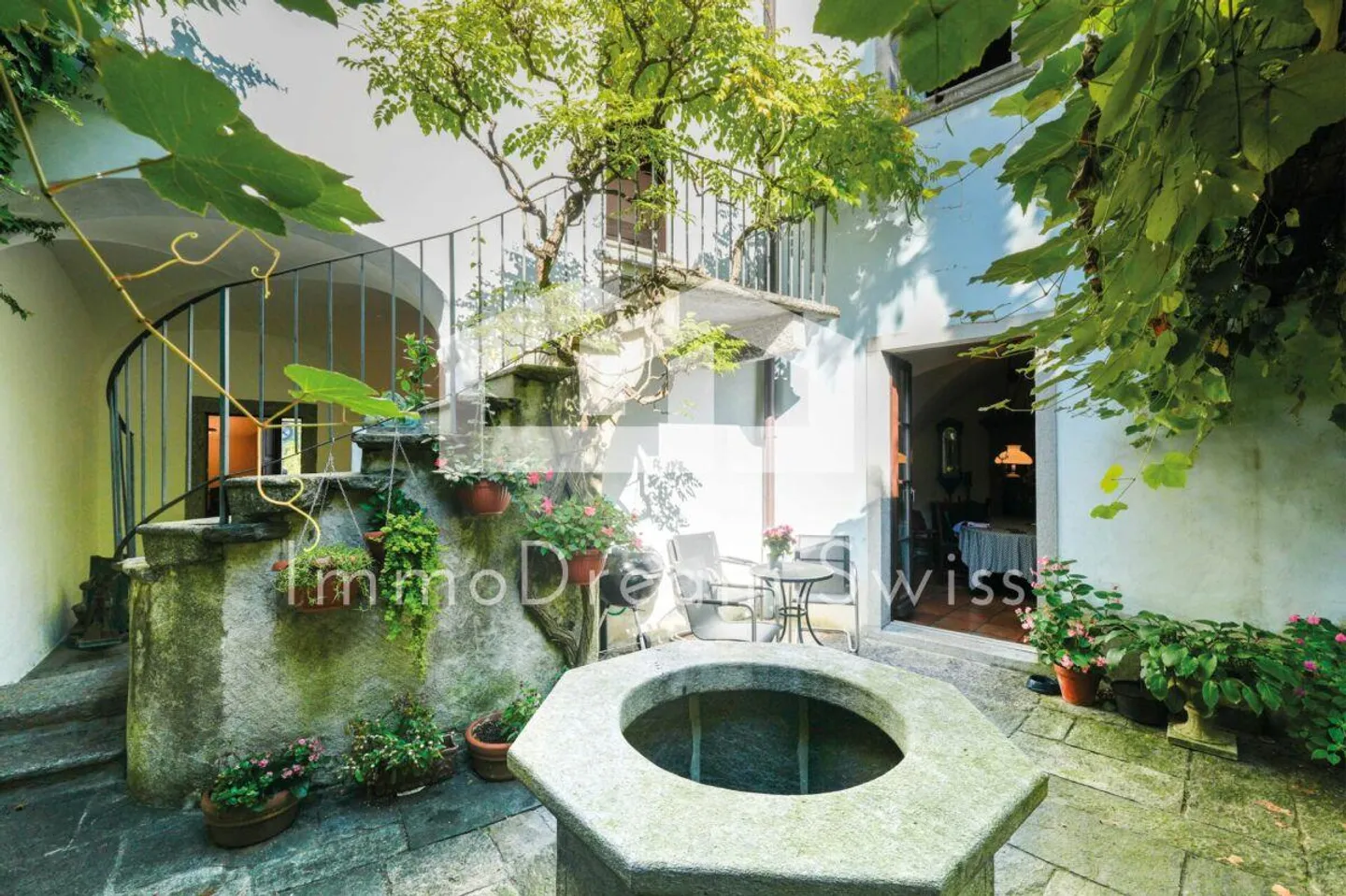 Casa patrizia del 1680 con cortile romantico, con permesso di seconda residenza - Foto 3 di 13