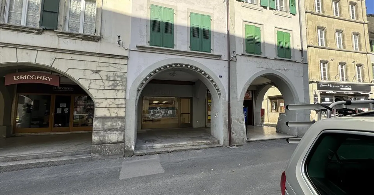 Mixed-use building for rent - Photo 2 of 9