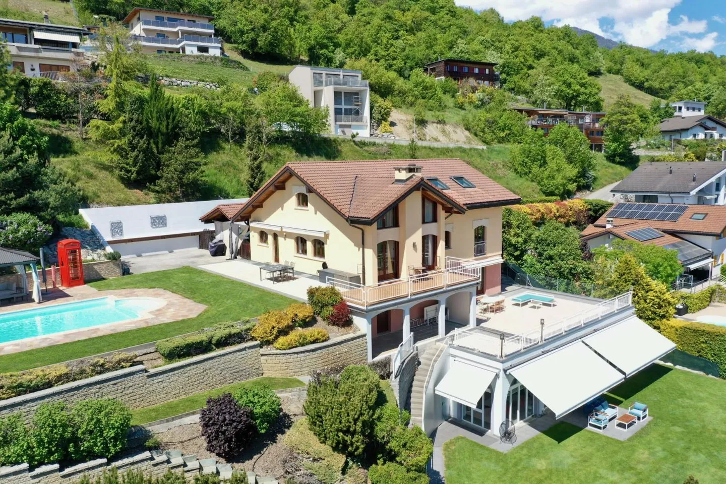 Magnifique objet en PPE avec 3 appartements (6,5 pièces + 3,5 pièces + 2,5 pièces) dans les hauteurs de Savièse - Photo 3 sur 13