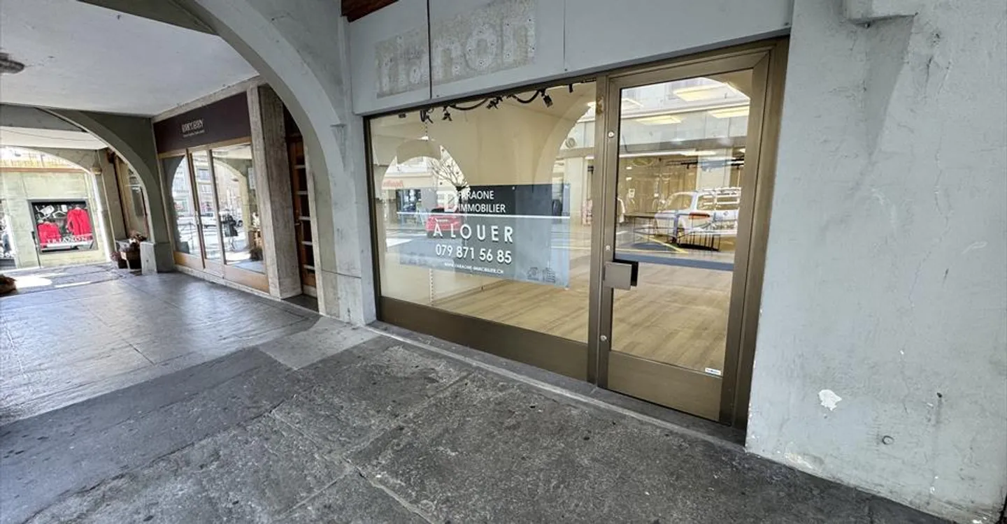 Mixed-use building for rent - Photo 3 of 9