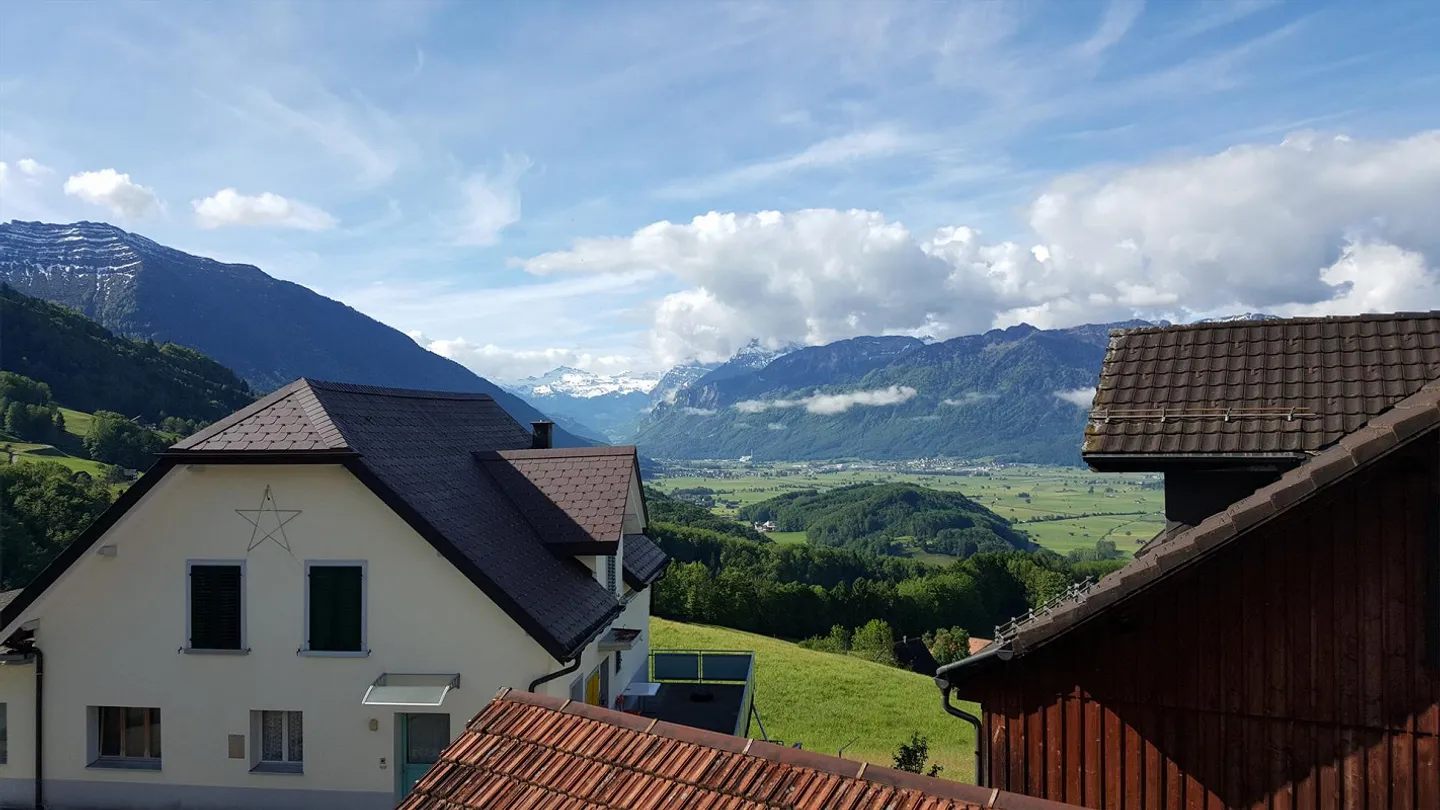4.5-room apartment in a sunny location with mountain and lake view - Photo 1 of 13