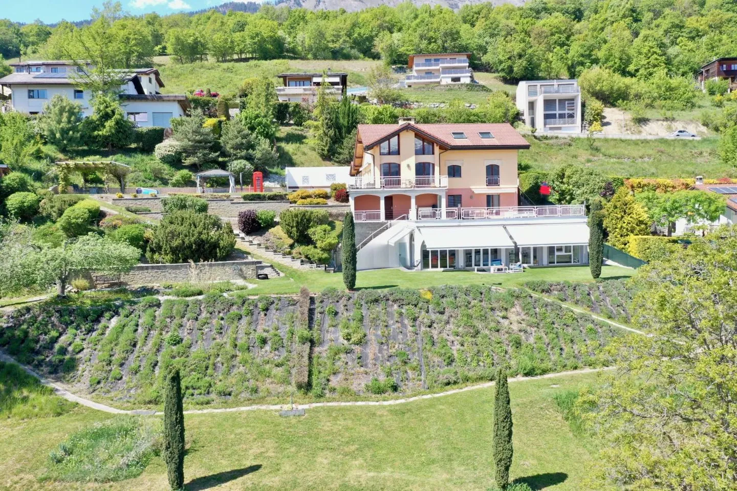 Magnifique objet en PPE avec 3 appartements (6,5 pièces + 3,5 pièces + 2,5 pièces) dans les hauteurs de Savièse - Photo 1 sur 13