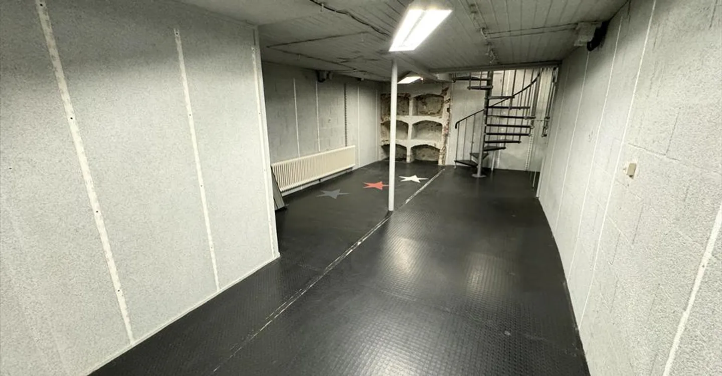 Mixed-use building for rent - Photo 4 of 9