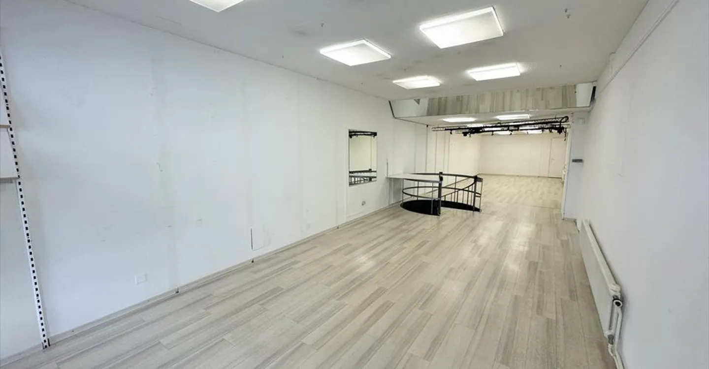 Mixed-use building for rent - Photo 5 of 9