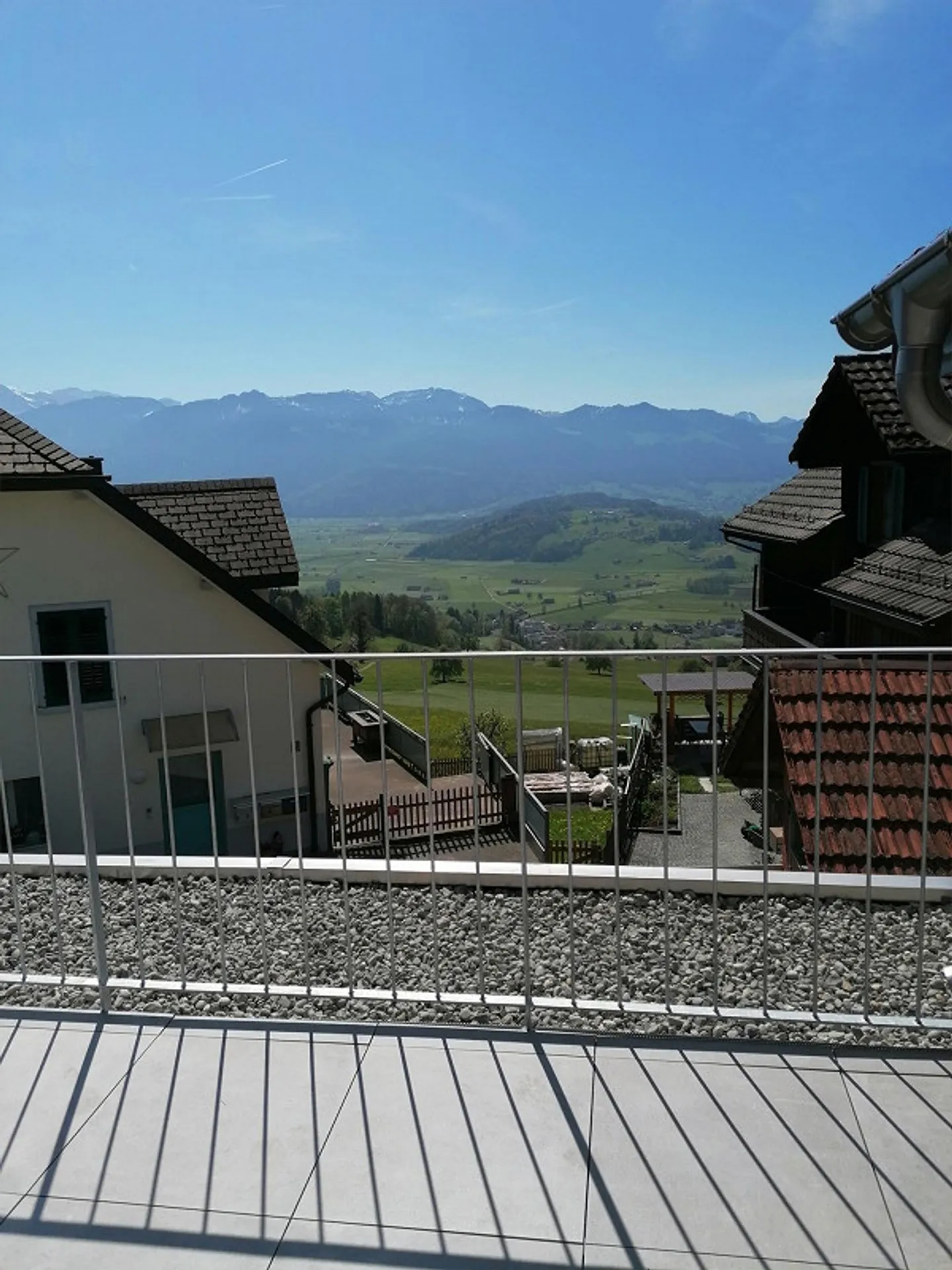 4.5-room apartment in a sunny location with mountain and lake view - Photo 3 of 13