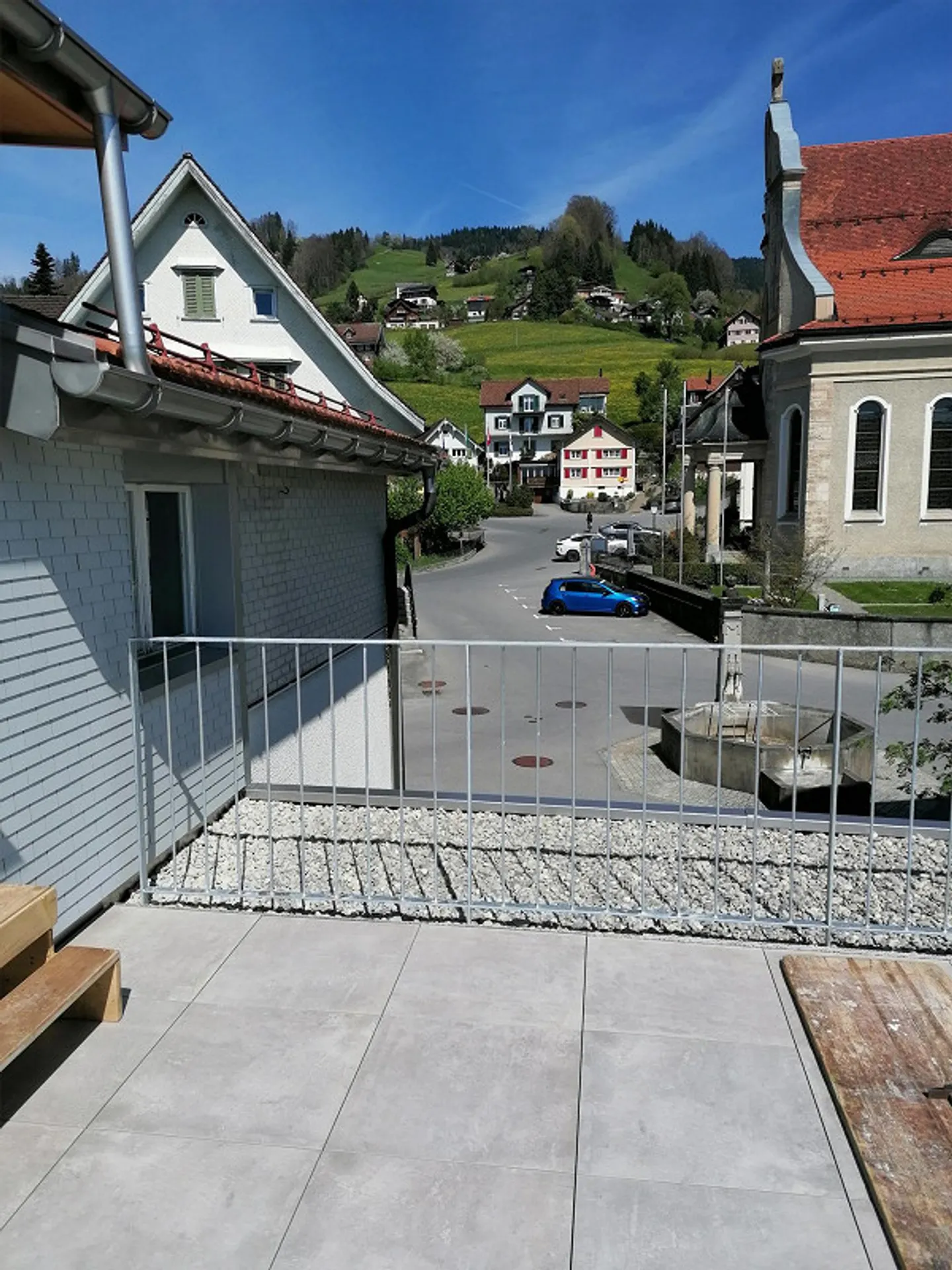 4.5-room apartment in a sunny location with mountain and lake view - Photo 4 of 13