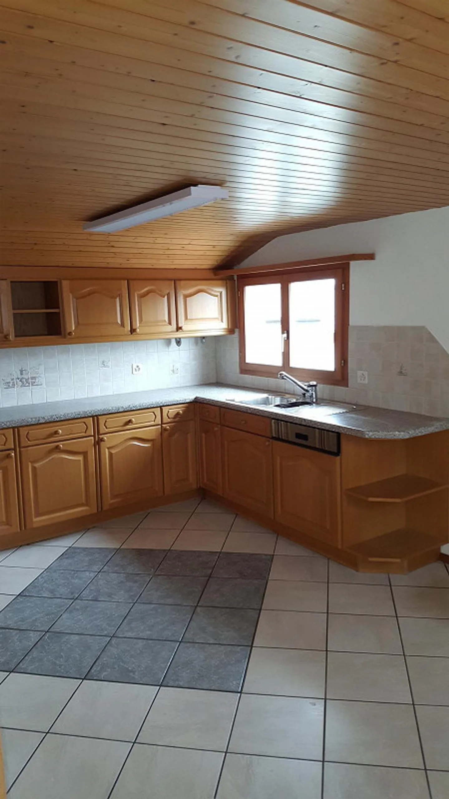 4.5-room apartment in a sunny location with mountain and lake view - Photo 7 of 13