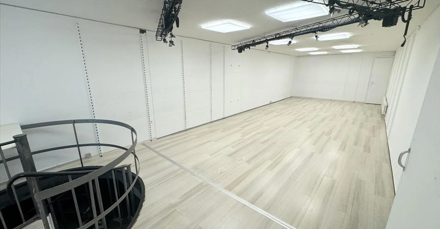 Mixed-use building for rent - Photo 6 of 9