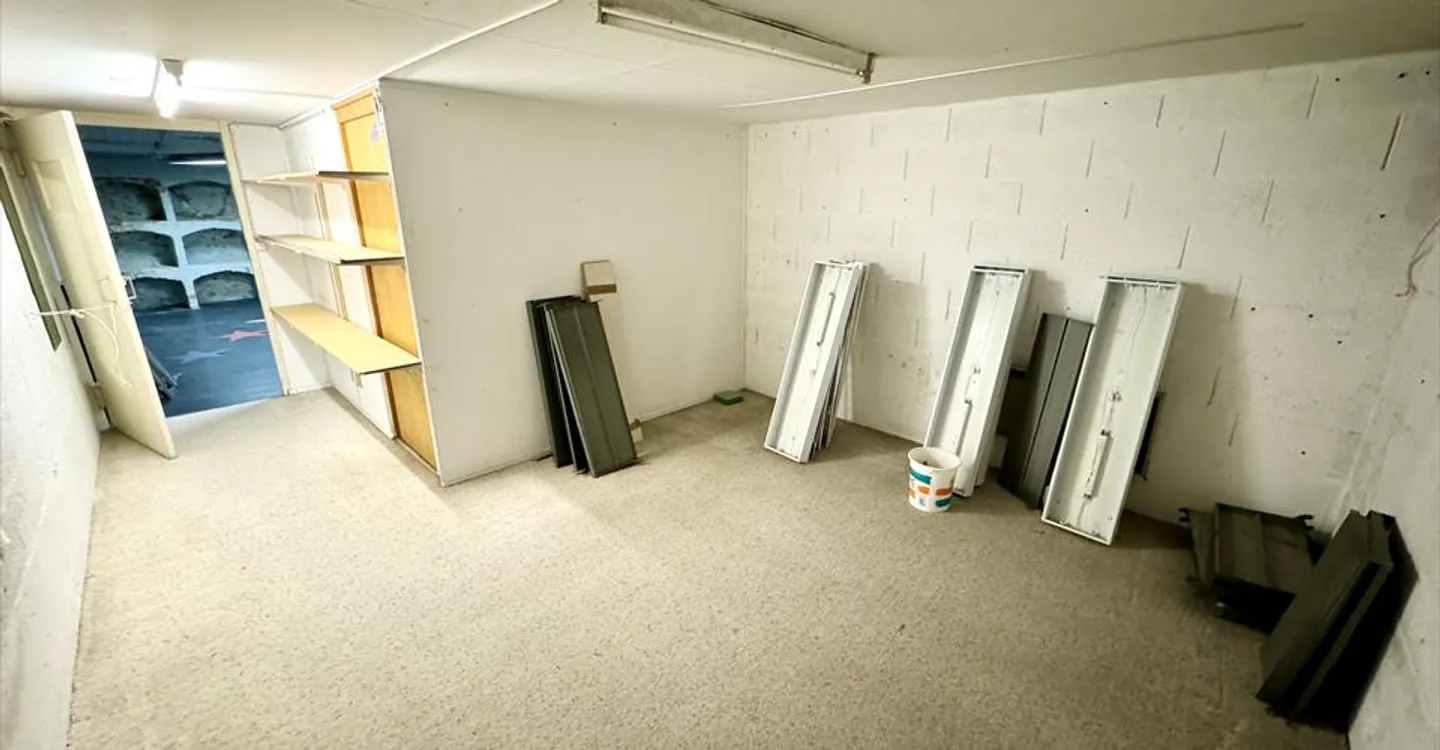 Mixed-use building for rent - Photo 7 of 9