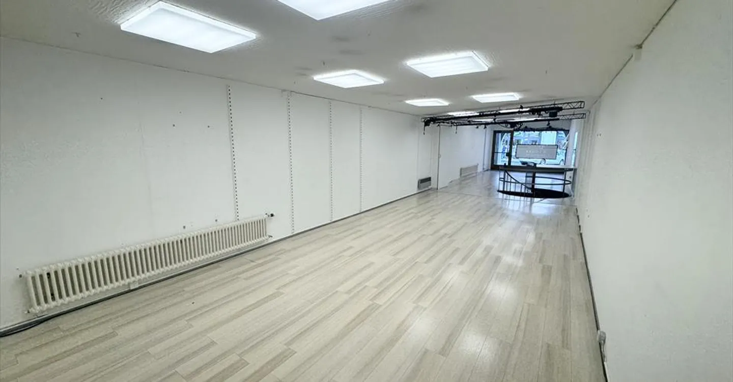 Mixed-use building for rent - Photo 8 of 9