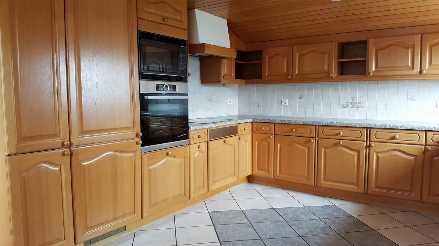 4.5-room apartment in a sunny location with mountain and lake view - Photo 6 of 13