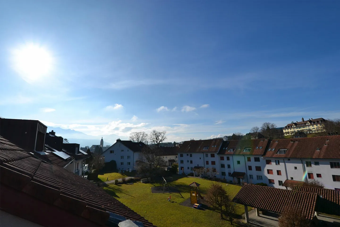 Appartamento pratico all'ultimo piano con bella vista in una posizione centrale - Foto 1 di 7