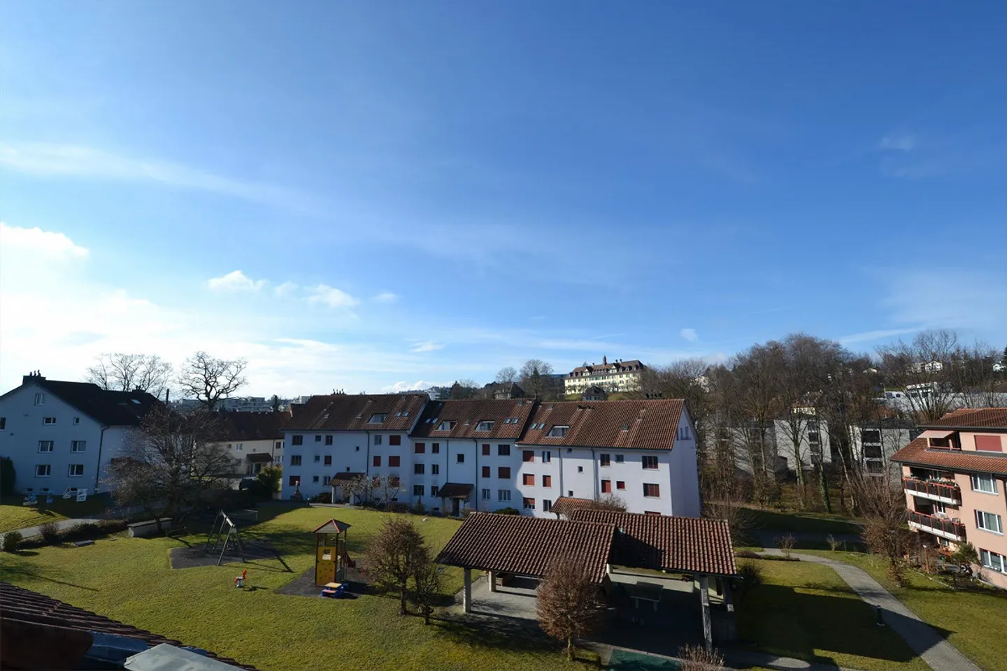 Appartamento pratico all'ultimo piano con bella vista in una posizione centrale - Foto 2 di 7