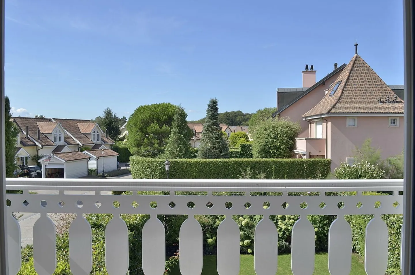 Magnificent Duplex with 4.5 Rooms and View in Gland - Photo 2 of 12