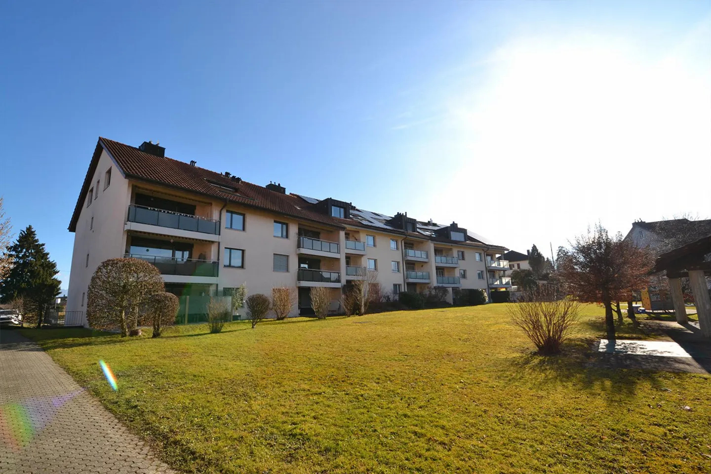 Appartamento pratico all'ultimo piano con bella vista in una posizione centrale - Foto 3 di 7