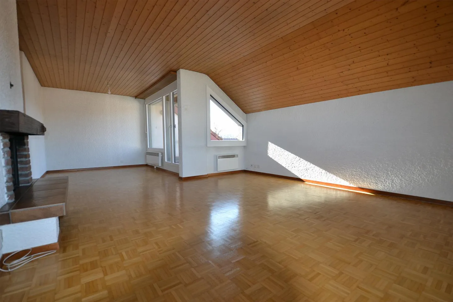 Appartamento pratico all'ultimo piano con bella vista in una posizione centrale - Foto 4 di 7