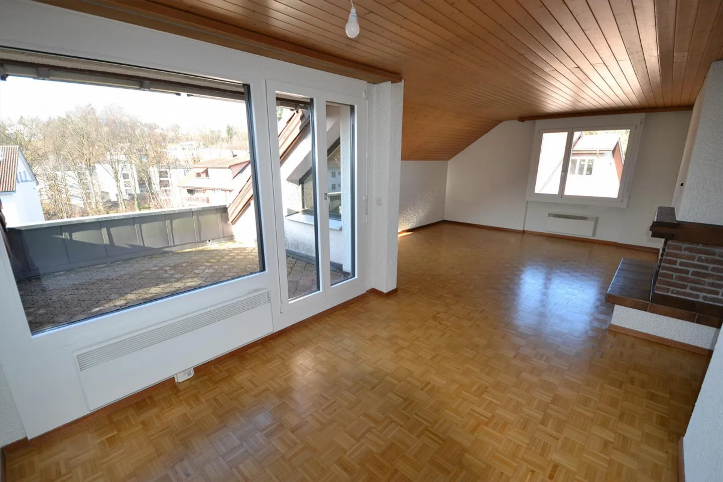 Appartamento pratico all'ultimo piano con bella vista in una posizione centrale - Foto 5 di 7