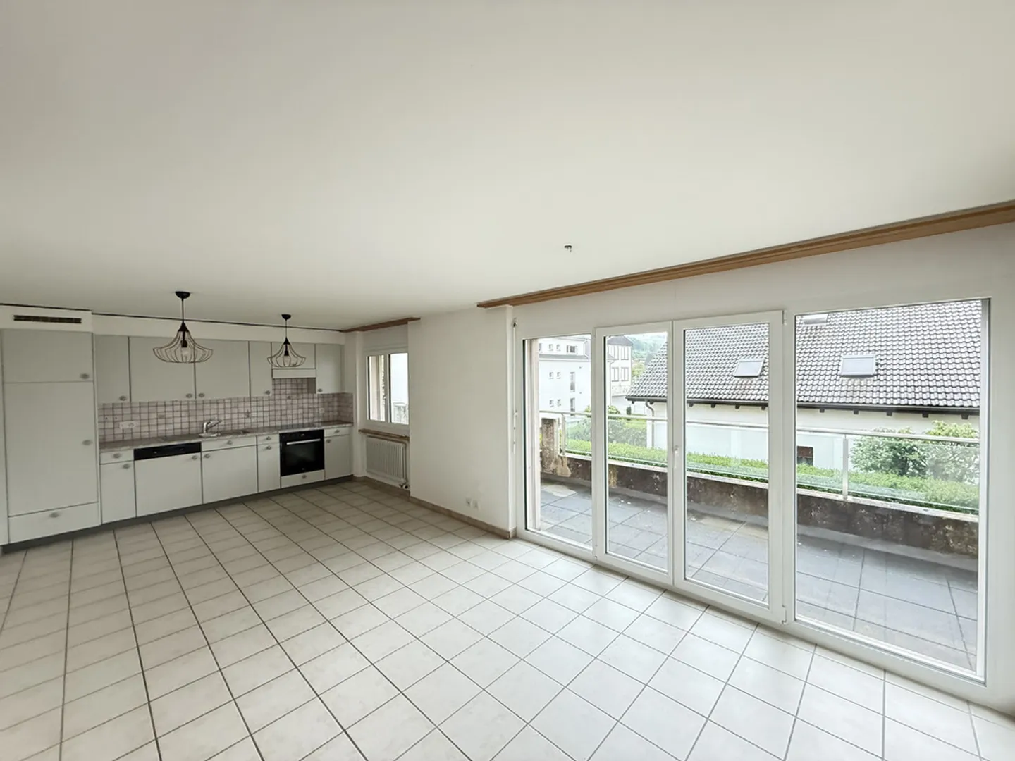 Große Wohnräume mit geräumigem Balkon - Foto 2 von 7