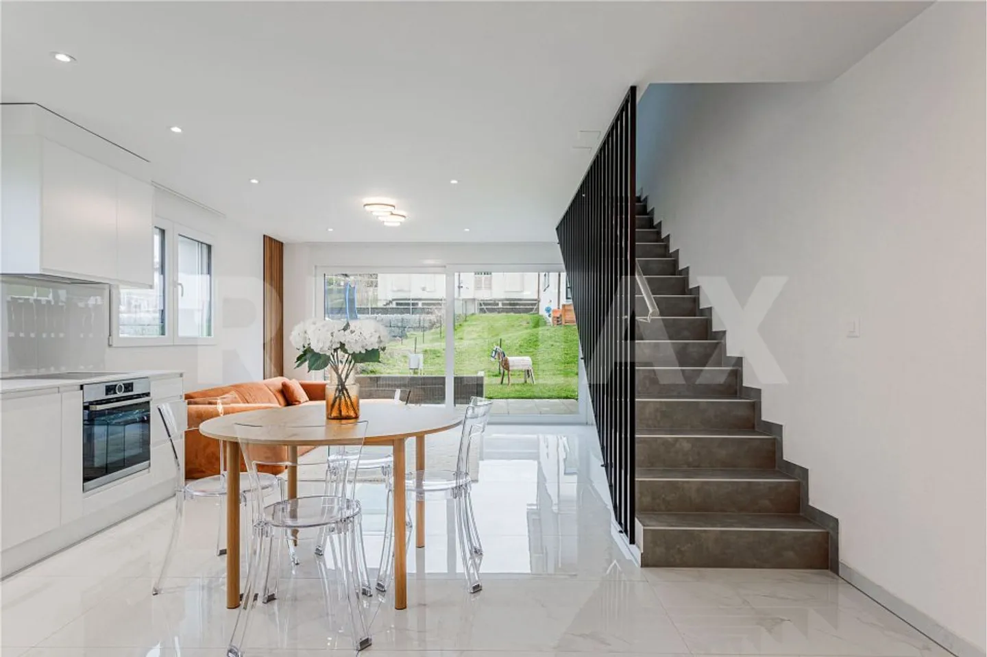 Perfect for your small family! Beautiful townhouse with 4.5 rooms, MINERGIE and low costs - Photo 2 of 11