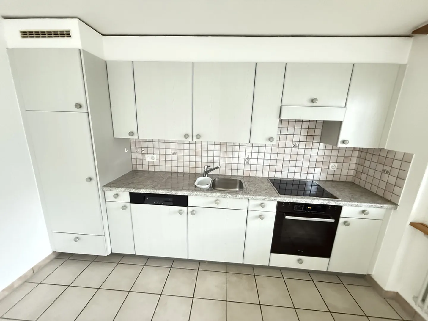 Große Wohnräume mit geräumigem Balkon - Foto 3 von 7