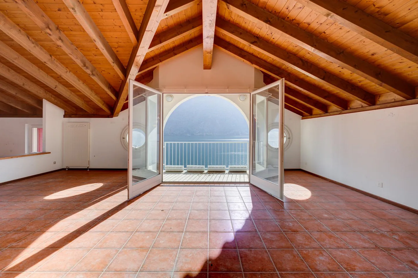 LAKEFRONT PROPERTY FOR SALE - Photo 5 of 6