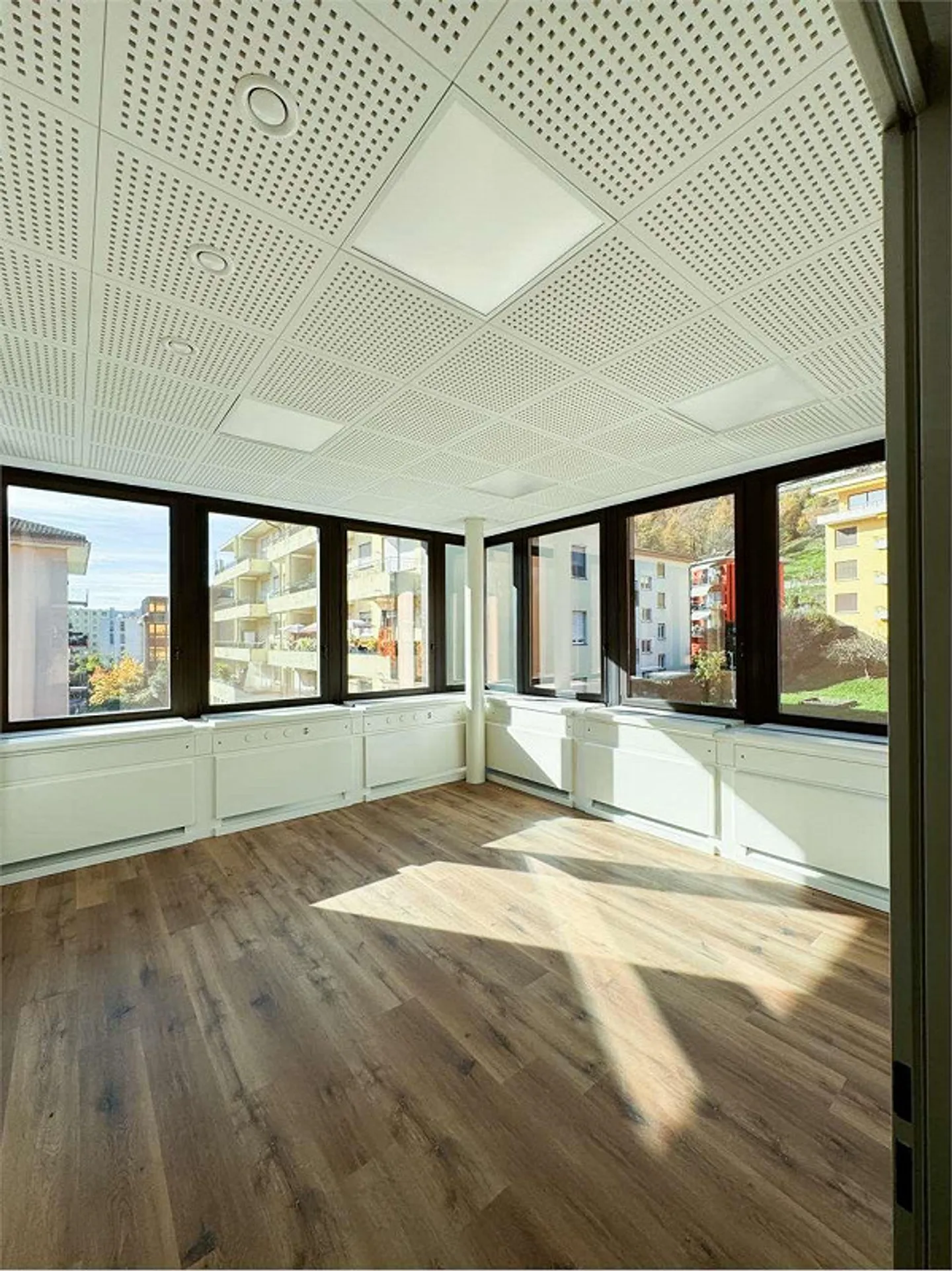 PRESTIGEBÜRO - 7 RÄUME KOMPLETT RENOVIERT - Foto 1 von 13