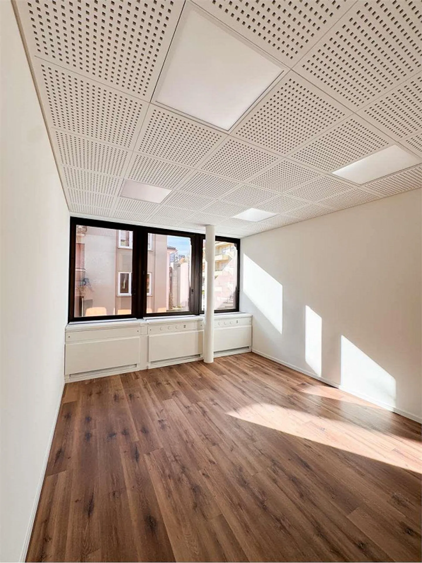 PRESTIGEBÜRO - 7 RÄUME KOMPLETT RENOVIERT - Foto 2 von 13