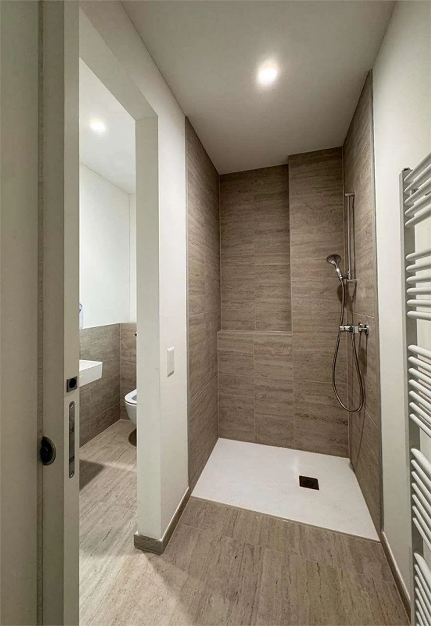 PRESTIGEBÜRO - 7 RÄUME KOMPLETT RENOVIERT - Foto 3 von 13