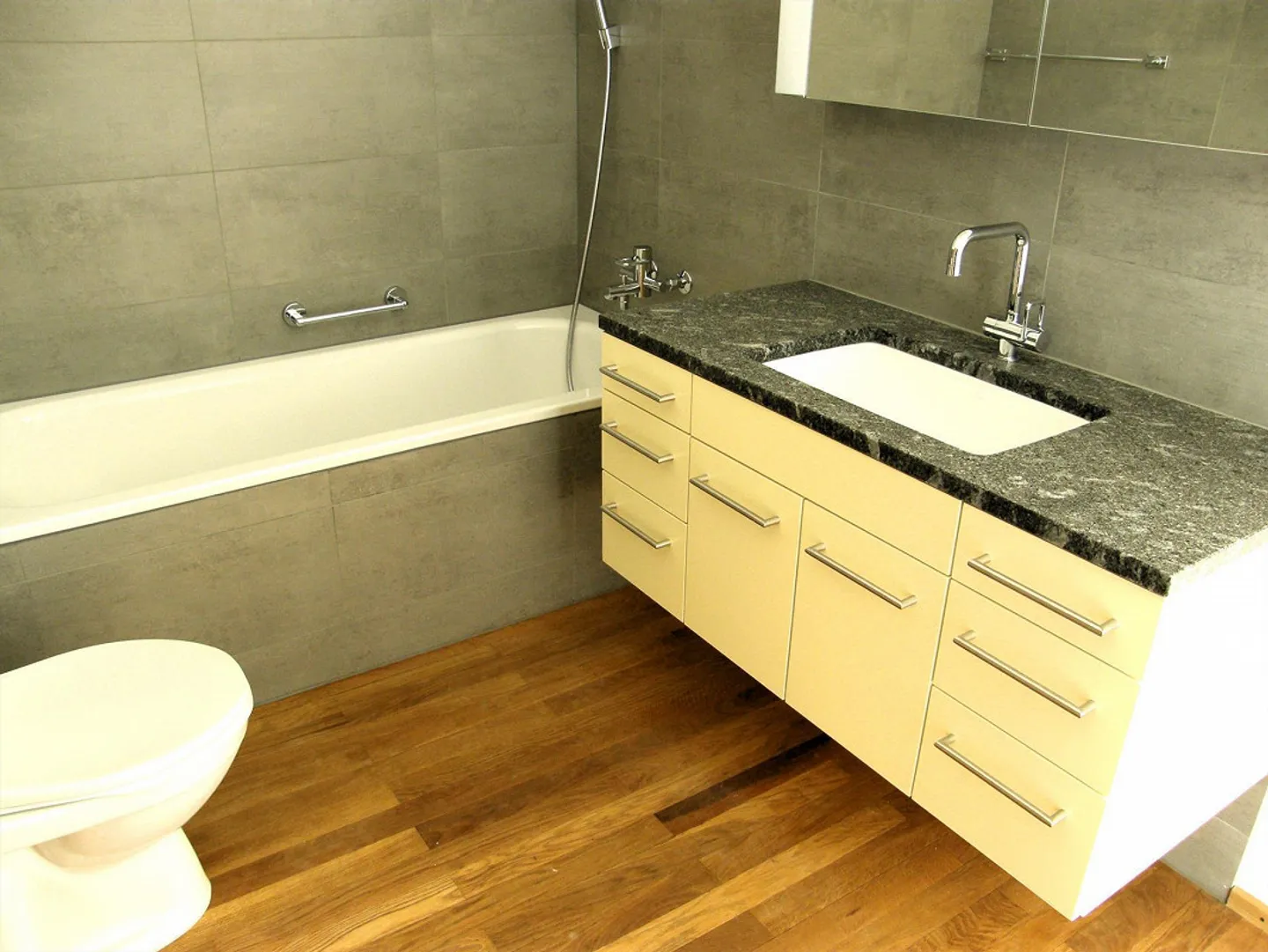 Natur + Ruhe 3.5-Zimmer Einfamilienhaus inkl. 2 Garagen - Foto 1 von 12