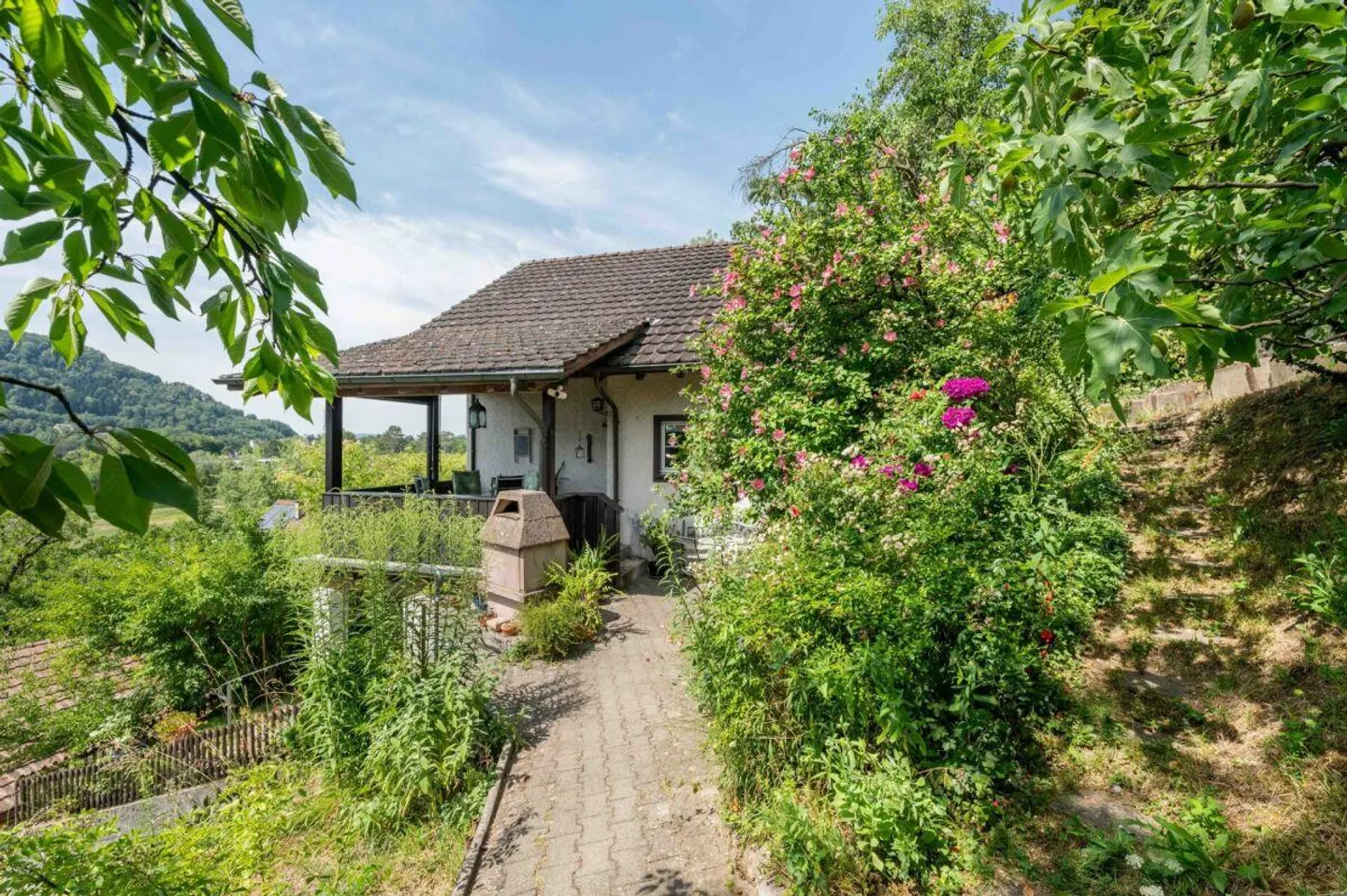 Charming 3.5-Room Single-Family House with Idyllic Garden - Photo 2 of 21