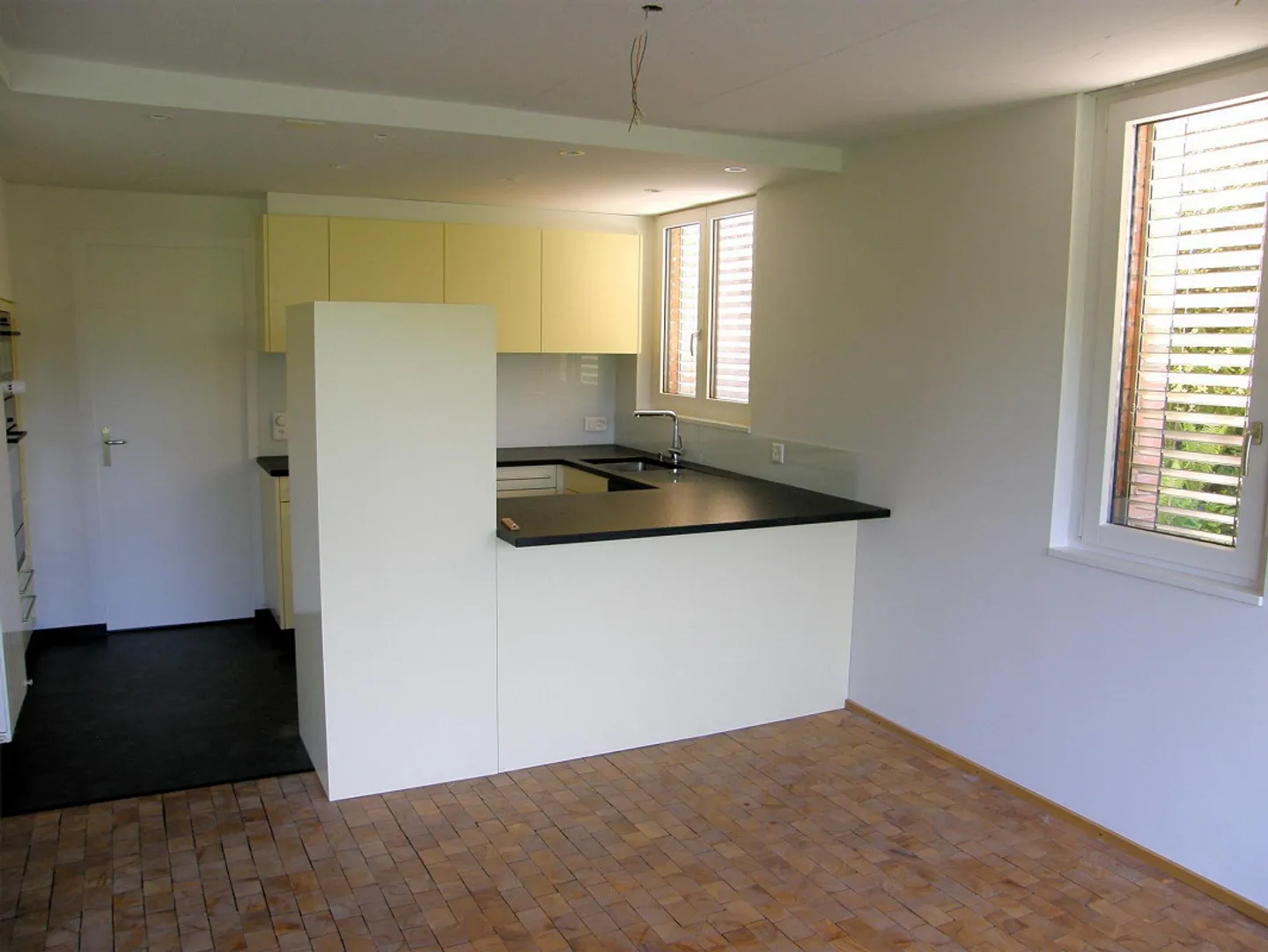 Natur + Ruhe 3.5-Zimmer Einfamilienhaus inkl. 2 Garagen - Foto 3 von 12