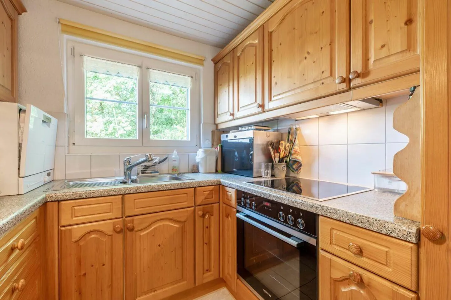 Charming 3.5-Room Single-Family House with Idyllic Garden - Photo 6 of 21
